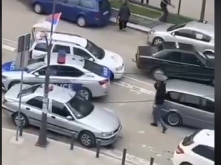  Momenti kur serbët gjuajnë me gurë veturën e Policisë