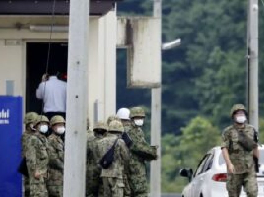 Të shtëna me armë në një poligon ushtarak, humbin jetën dy persona 