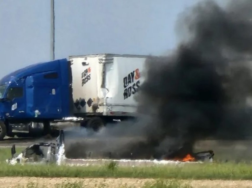 Të paktën 15 të vdekur pasi kamioni goditi një automjet në Kanada