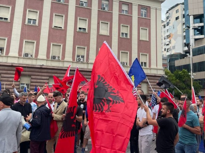 “Agjendat personale e dëmtojnë paqen”, protestuesit: Të përkrahim Kosovën