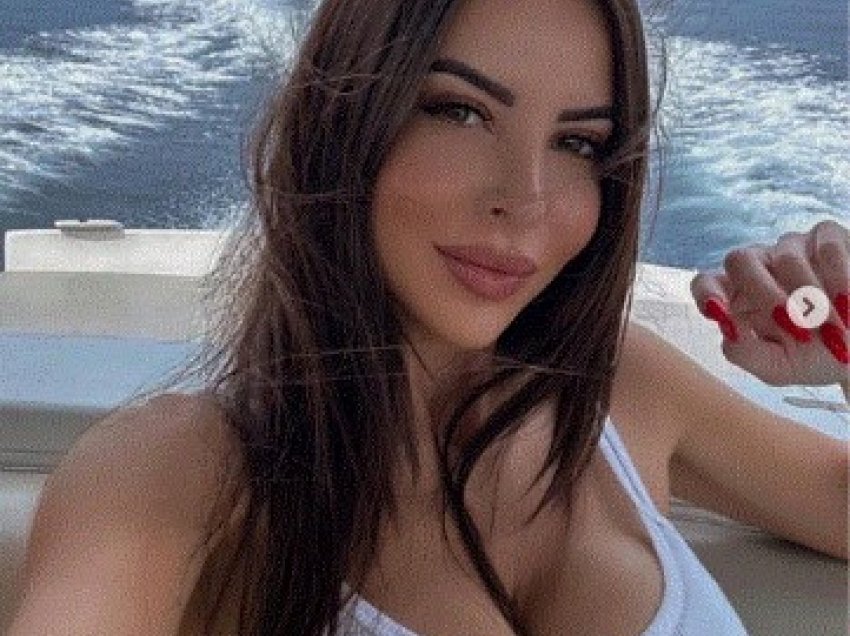 Shkrepje sensuale, Marialuisa Jacobelli nis pushimet, relaks pas çmimit të fituar