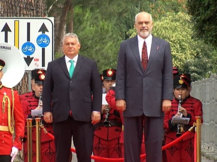 ​Orban mbërrin në Tiranë, pritet me ceremoni shtetërore