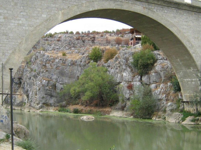 Vazhdojnë kërkimet për gruan që dyshohet se ka rënë nga ura e Fshajt