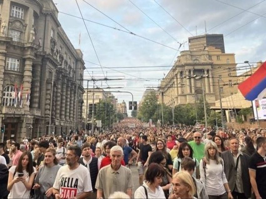 “Serbia kundër dhunës”/ Protesta në Beograd, kërkohet dorëheqja e Vuçiç