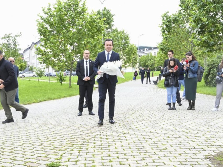 Kurti bën nderime te pllaka e “Të Pagjeturit”: Kërkojmë të vërtetën, drejtësinë dhe përgjegjësinë