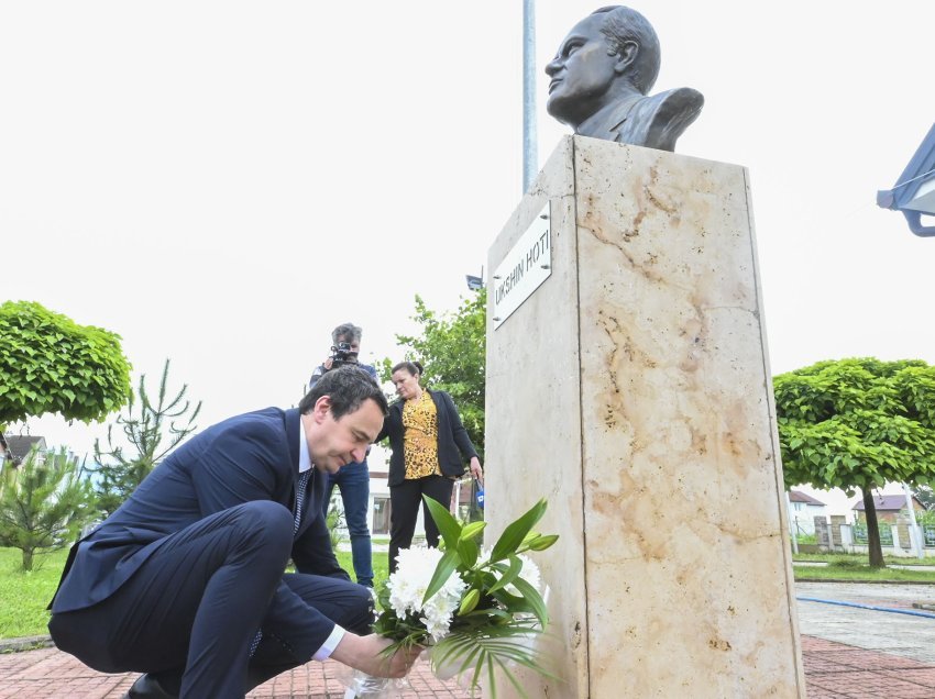 ​Kryeministri Kurti vizitoi Shtëpinë Muze të Prof. Ukshin Hotit në 80- vjetorin e lindjes së tij