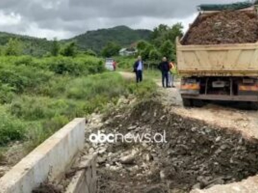 Reshjet dëmtojnë tre ura/ Mallakastër, probleme me qarkullimin