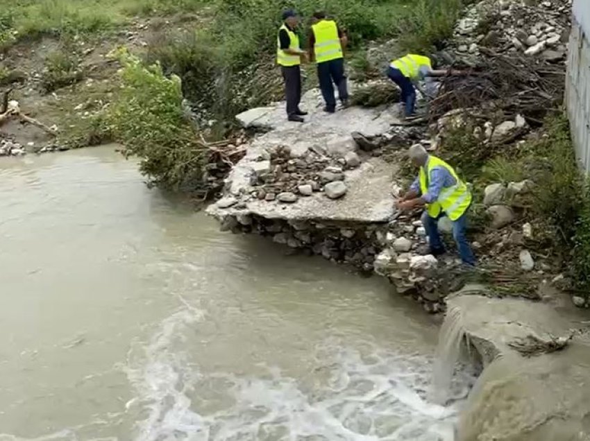 Reshjet e dendura të shiut ‘pushtojnë’ Mallakastrën, bllokohen banorët e zonës, shkak dëmtimi i dy urave