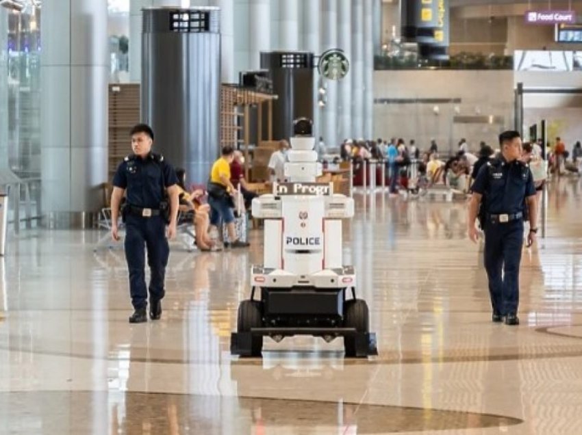 Singapori prezanton policët robotë: Ata do të patrullojnë aeroportin dhe do të ndihmojnë forcat e sigurisë