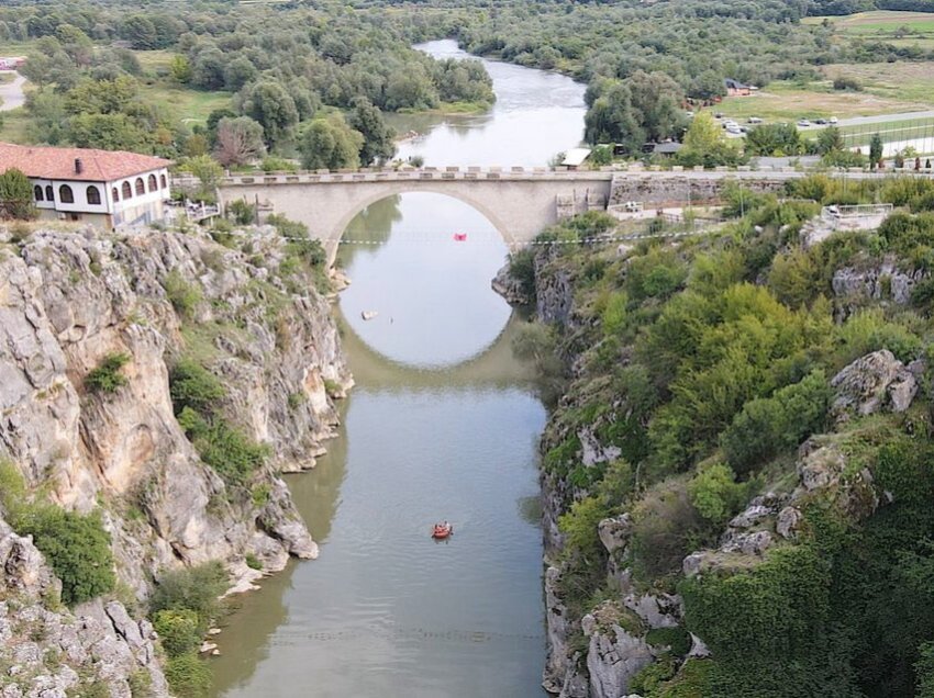 Gjakovë, vazhdojnë kërkimet për gruan që ka rënë nga ura e Fshajt