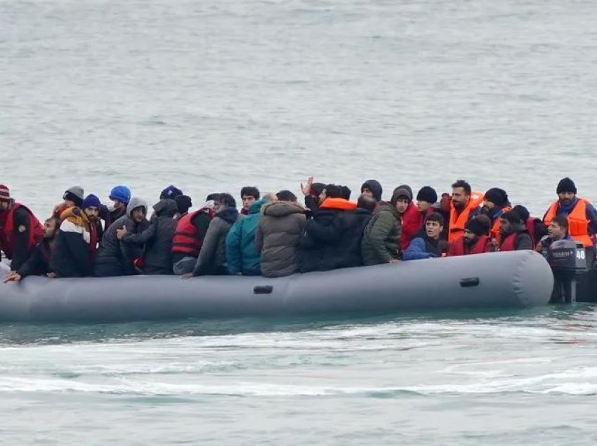 Shqiptarët me gomone drejt Mbretërisë së Bashkuar, media angleze: Mbi 1 mijë emigrantë kanë kaluar kanalin në 72 orët e fundit