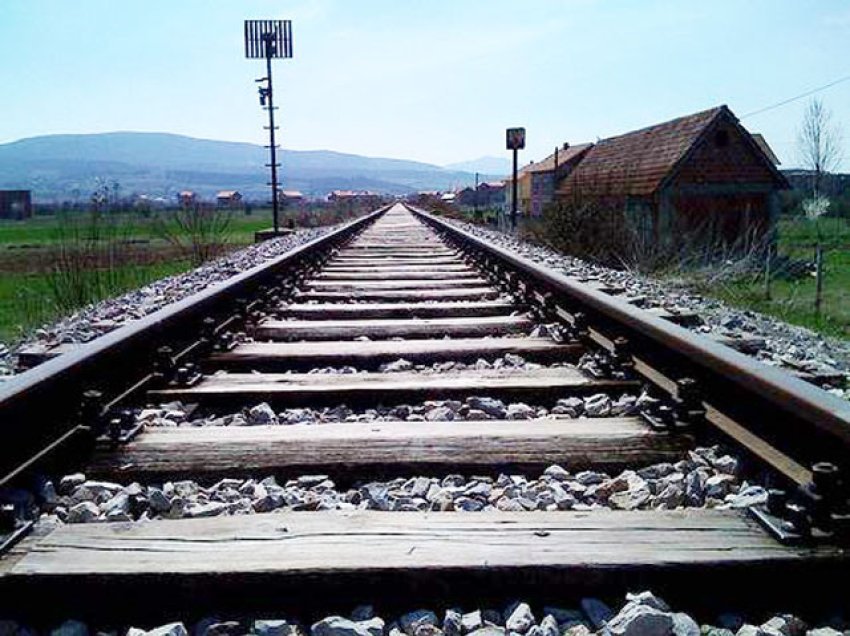 Tre të lënduar në Prilep, një tren mallrash goditi një veturë