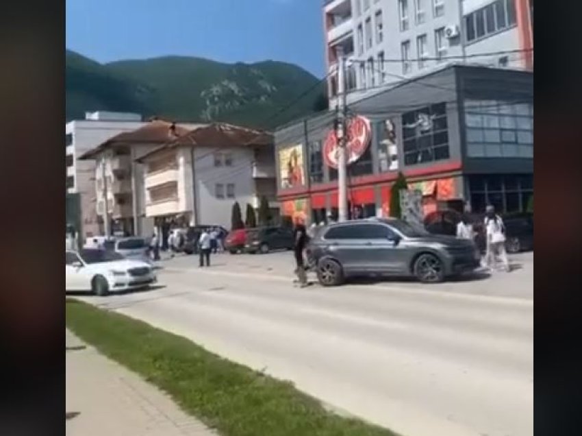 Këta janë babë e bir që rrahen një person pasi u përfshinë në aksident trafiku 