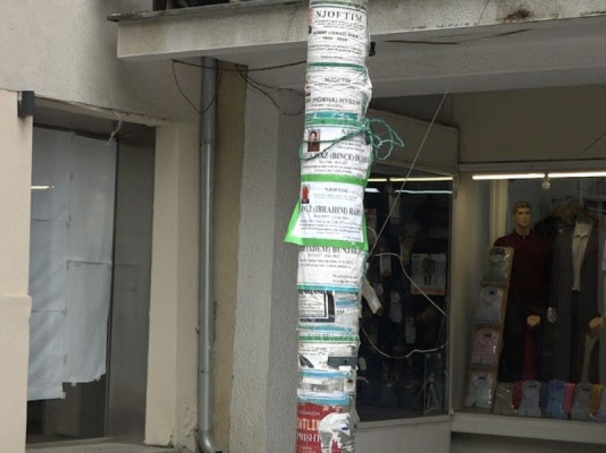 Paralajmërohen gjoba për ata që vendosin njoftime në hapësirat publike