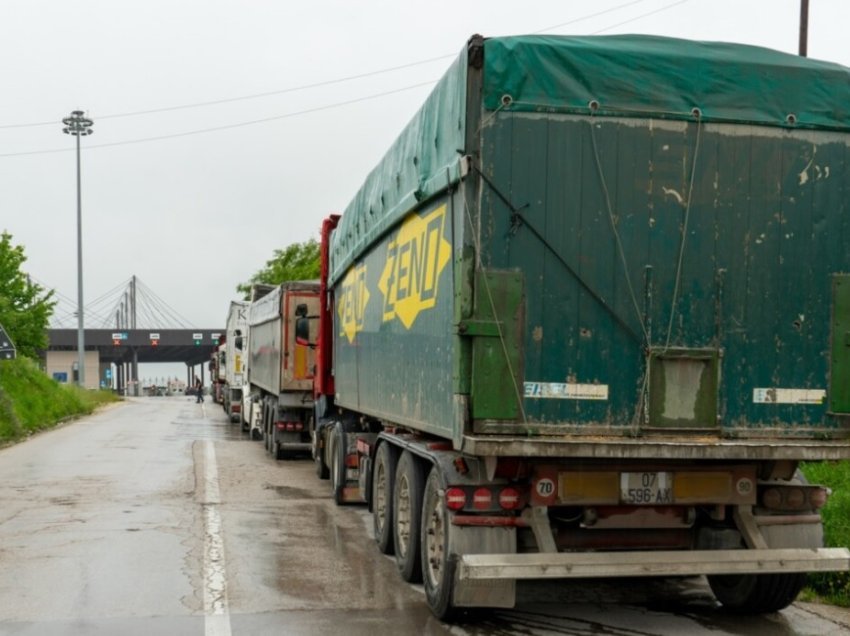 Tensionimi i situatës: Krejt çka ndodhi mbrëmë pas bllokimit të pikave kufitare në Bërnjak, Jarinje dhe Merdar