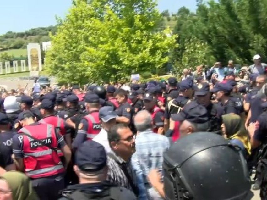 Tensionohet situata/ Mbi 1 mijë muxhahedinë në kampin MEK dalin në protesta, zbarkon policia dhe RENEA