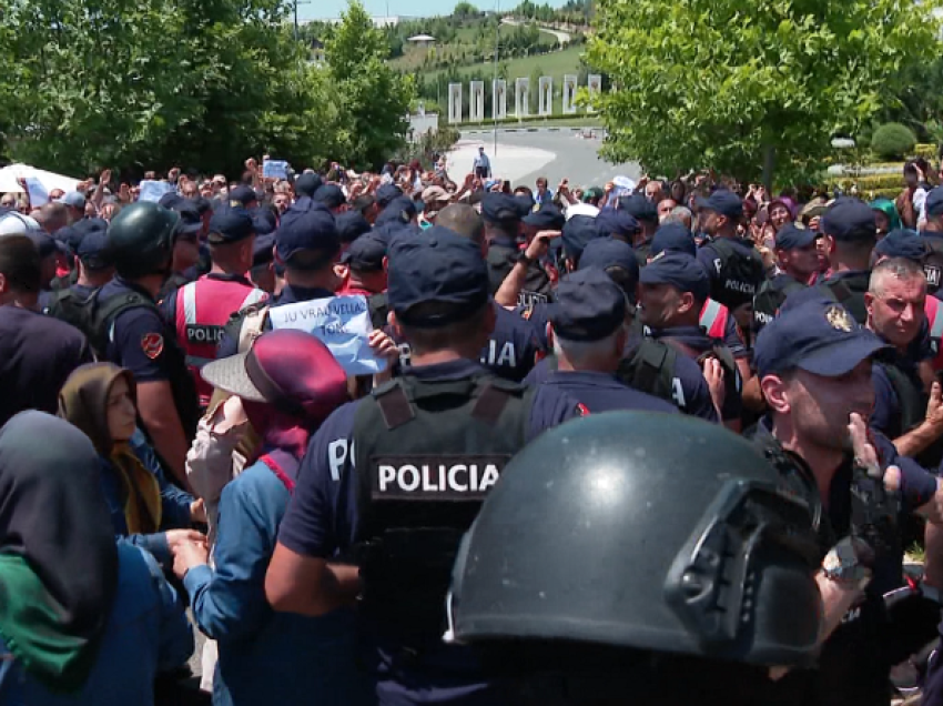 Policia kontroll në kampin MEK/ Iranianët kundërshtojnë me forcë, pretendohet për viktima