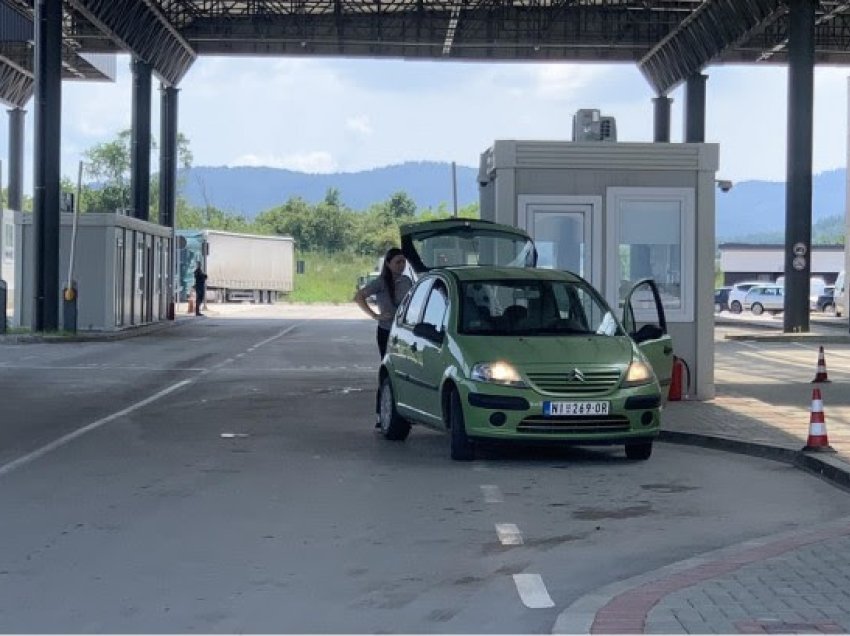 Vendkalimi në Merdare i bllokuar për kamionë dhe autobusë, qarkullim i pakët me vetura