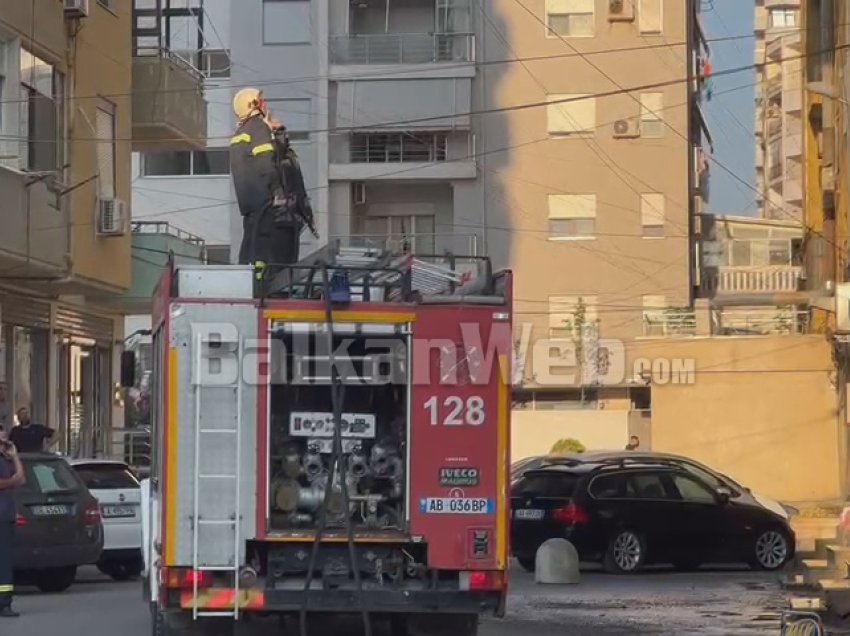 Marrin flakë tubat e aspirimit në një pallat shumëkatësh në Durrës, detajet