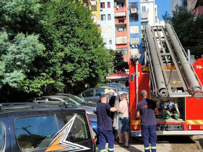 Panik në Tiranë, përfshihet nga flakët kati i dytë i një pallati