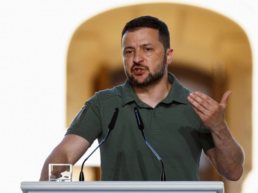 Zelensky nënshkruan projektligjin që ndalon librat rusë