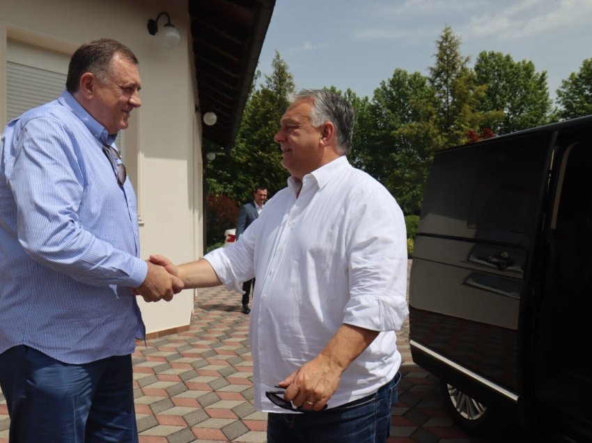 Viktor Orban afrohet edhe më shumë me Dodikun, mikun e Putinit dhe patericën e Vuçiqit e viziton në shtëpinë e tij