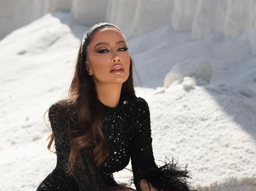 Dafina Zeqiri guxon me fustanin që i zbulon gjoksin