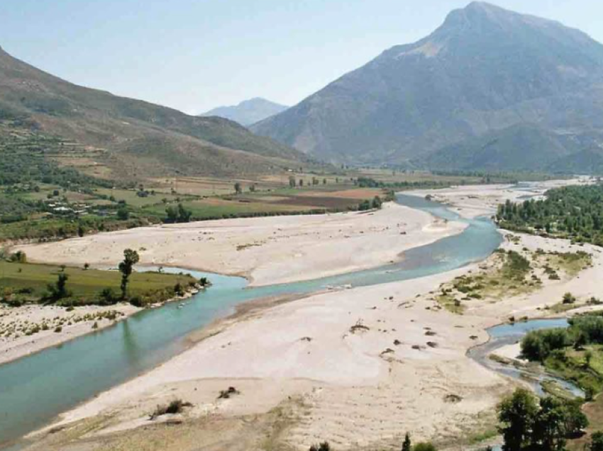 Doli për peshkim, i moshuari gjendet i vdekur pranë lumit Vjosë