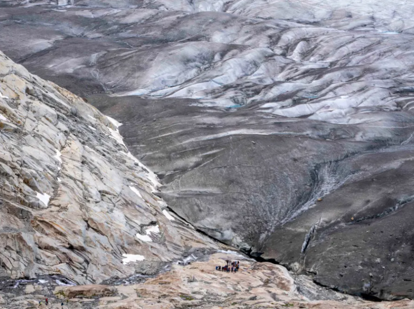 Alpinistët buzë akullnajës Aletsch në Zvicër