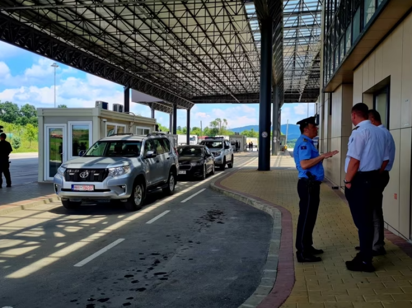 Arrijnë në Kosovë tre policët që ishin në paraburgim në Serbi