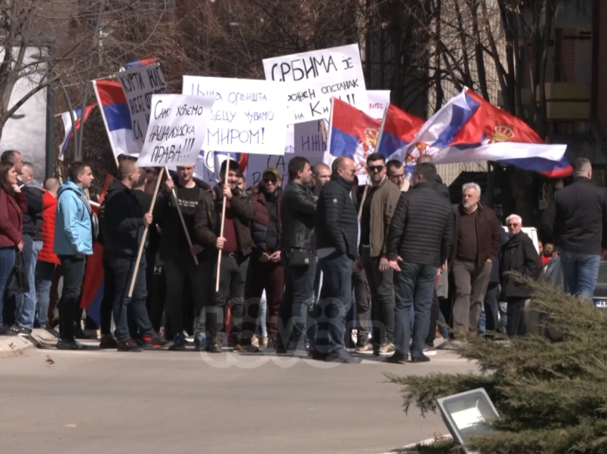 Për shkak të protestës së paralajmëruar, policia mbyll për qarkullim rrugën kryesore në Graçanicë