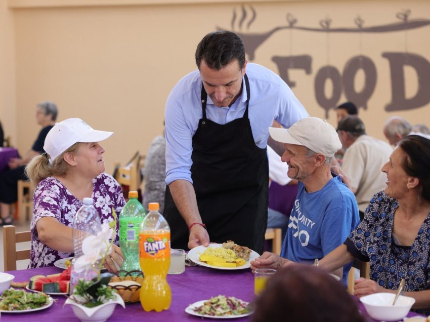 Veliaj shërben drekën e Bajramit në qendrën sociale të Kombinatit