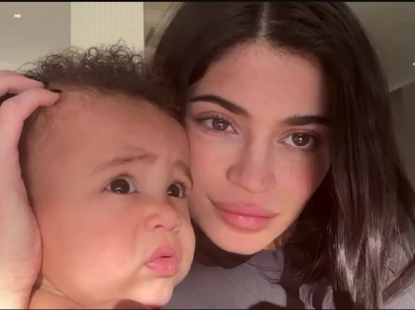 Kylie Jenner ia ndryshon emrin djalit të saj pas 16 muajve