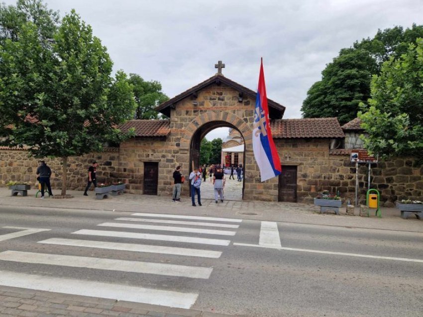 Në liturgjinë e Vidovdanit po merr pjesë edhe kryetarja e Graçanicës dhe zëvendësja e Petkoviqit 