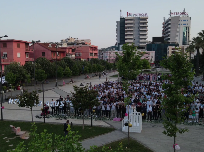 Qindra besimtarë falin namazin e Kurban Bajramit në Lushnjë