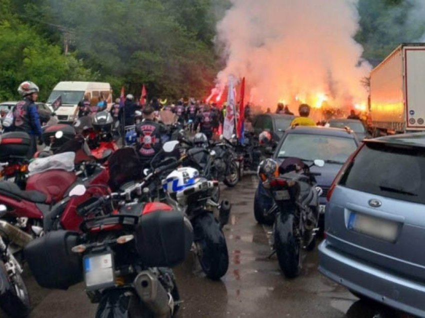 Nuk lejohen të hyjnë në Kosovë, serbet bllokojnë rrugën në Jarinje 