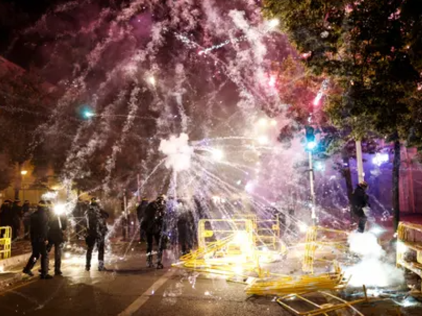 Protestuesit duket se hyjnë në bashkinë e Lille