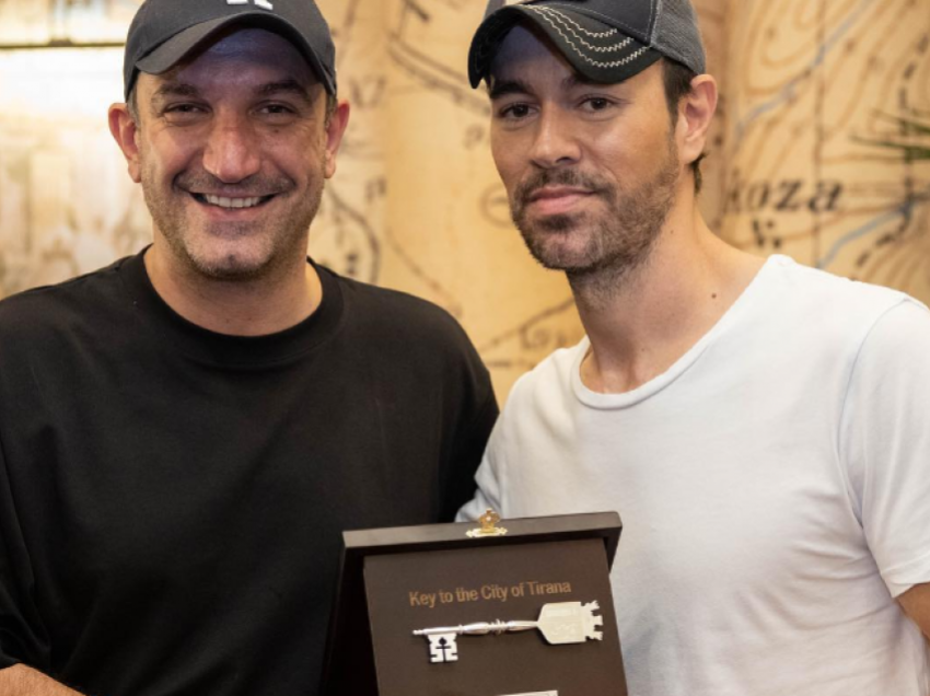 Enrique Iglesias nderohet me “Çelësin e Tiranës”