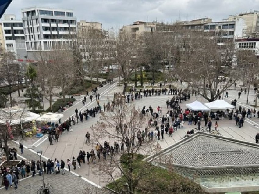 Aksidenti tragjik në Greqi, qytetarët në radhë për të dhuruar gjak për të lënduarit