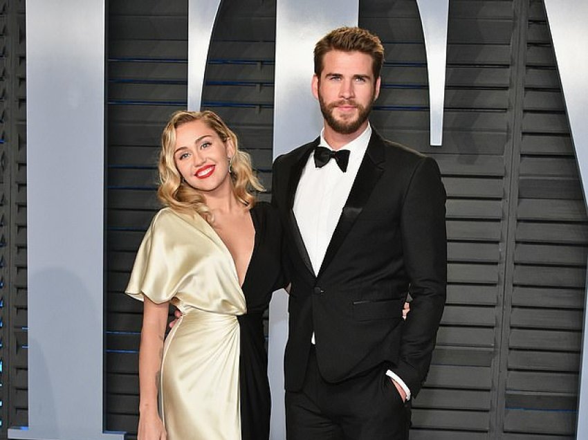 Liam Hemsworth gati të padisë Miley Cyrus pas publikimit të këngës “Flowres”? Aktori pretendon se i ka dëmtuar reputacionin