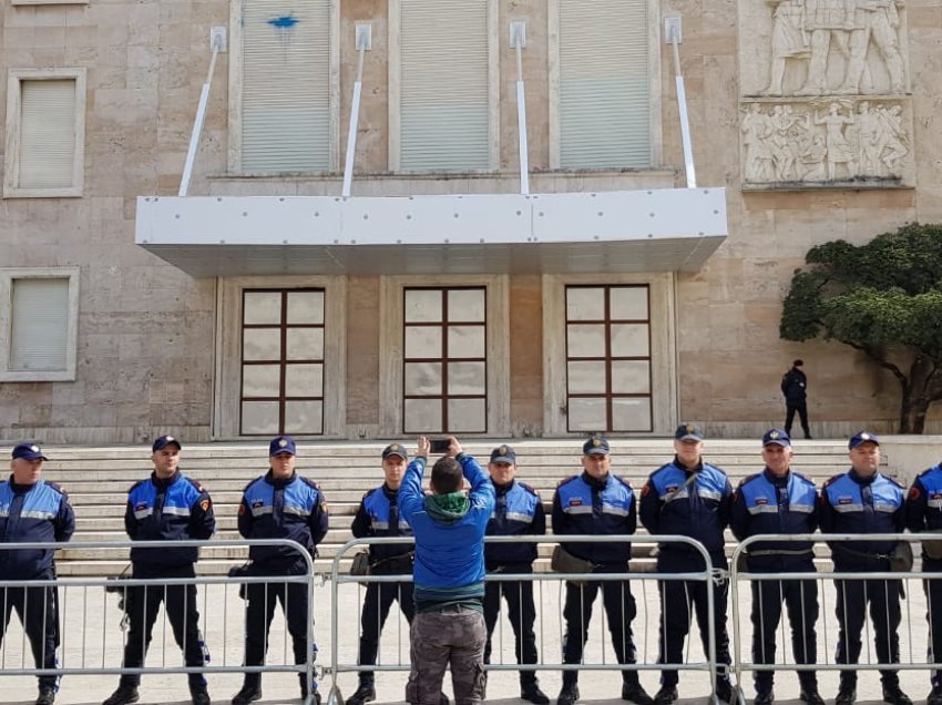 Opozita nesër në protestë para kryeministrisë/ FNSH dhe forcat Shqiponja ‘zbresin’ në terren, në gatishmëri edhe RENEA