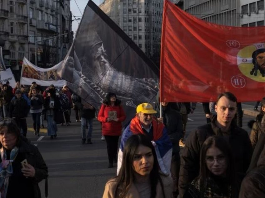 Nacionalistë serbë dhe grupe fetare protestojnë kundër marrëveshjes Kosovë-Serbi