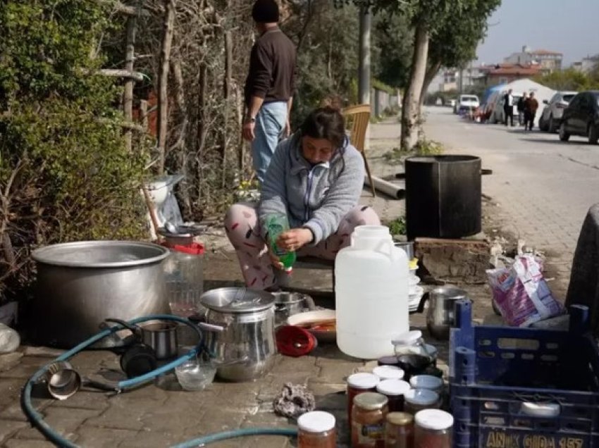 Tërmeti në Turqi: Të mbijetuarit që jetojnë me frikë në rrugë