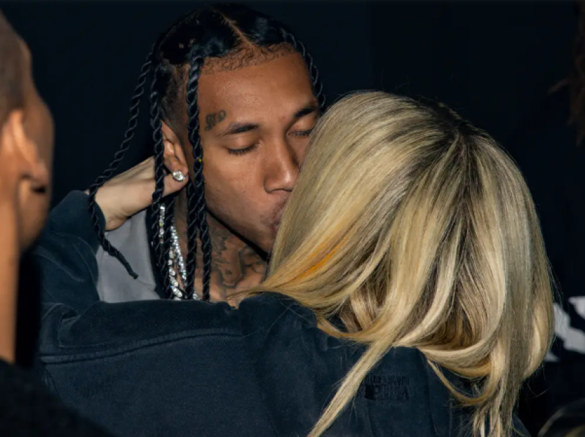 Avril Lavigne dhe Tyga konfirmojnë lidhjen me një puthje në buzë