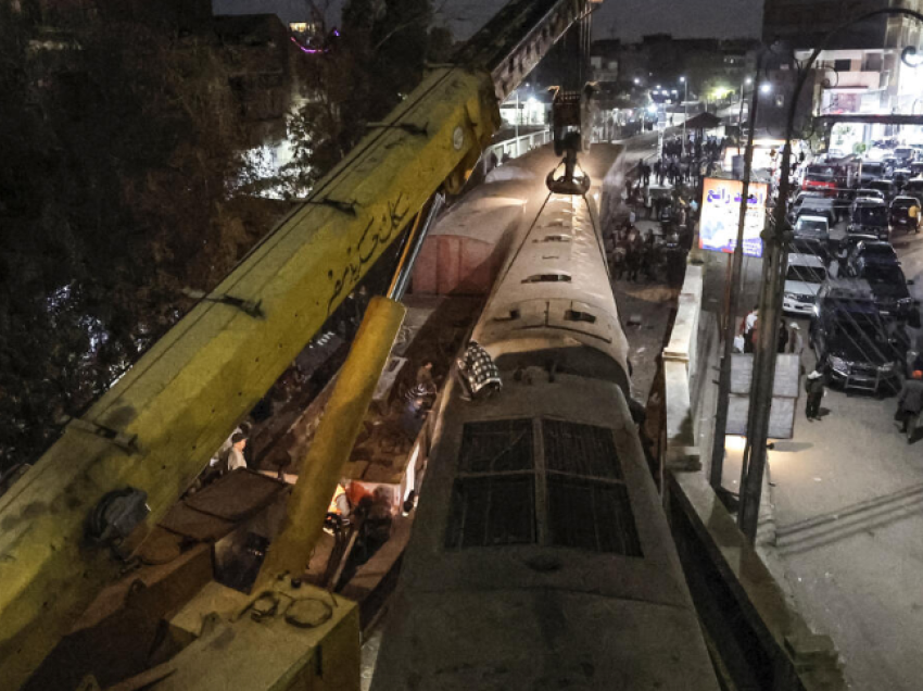 Treni del nga shinat në Egjipt, dy të vdekur dhe 16 të plagosur