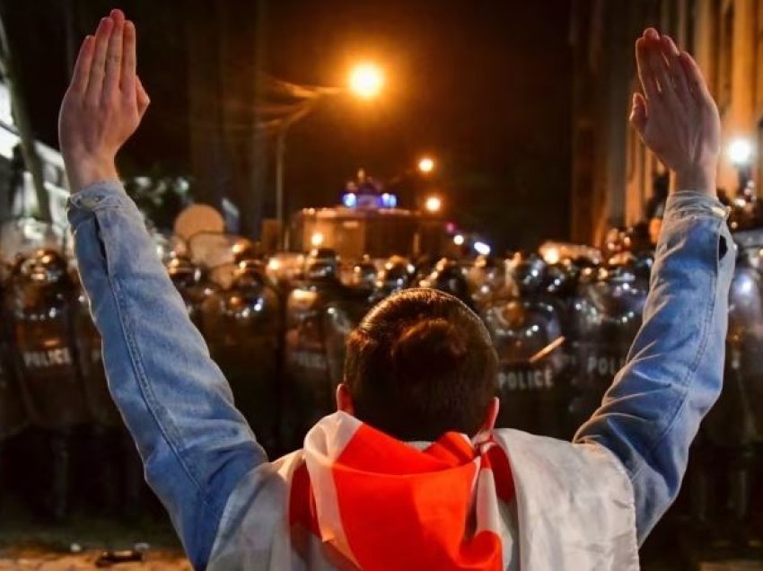 Gjeorgji: Policia përdor gaz lotsjellës ndaj protestuesve