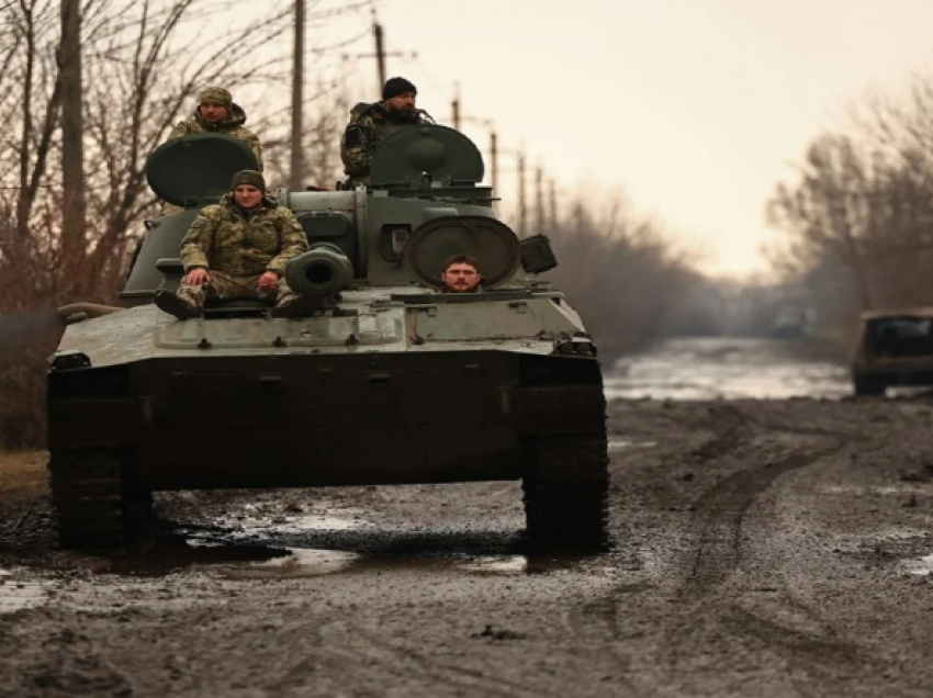 Në vijën e parë të frontit, trupat ukrainase pozicionohen për sulme në Bakhmut