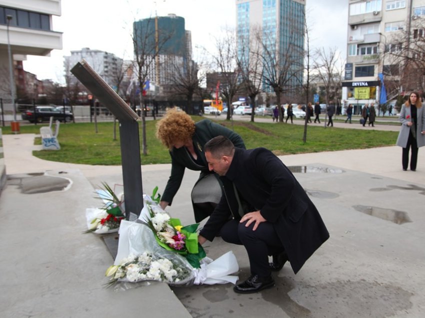 Mehaj përkulet tek memoriali “Heroinat” për nder të 8 Marsit