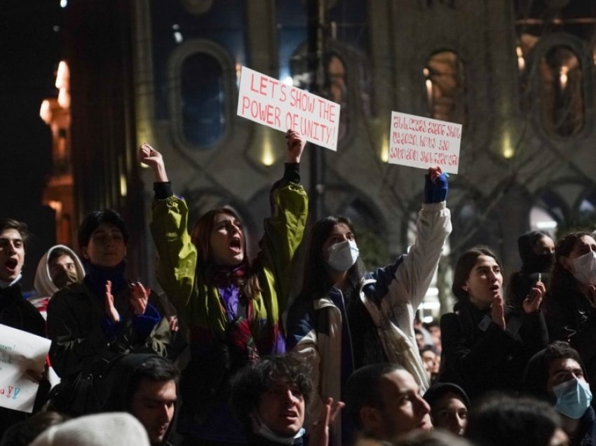 Në Gjeorgji vazhdojnë protestat pavarësisht tërheqjes së Ligjit për agjentët e huaj