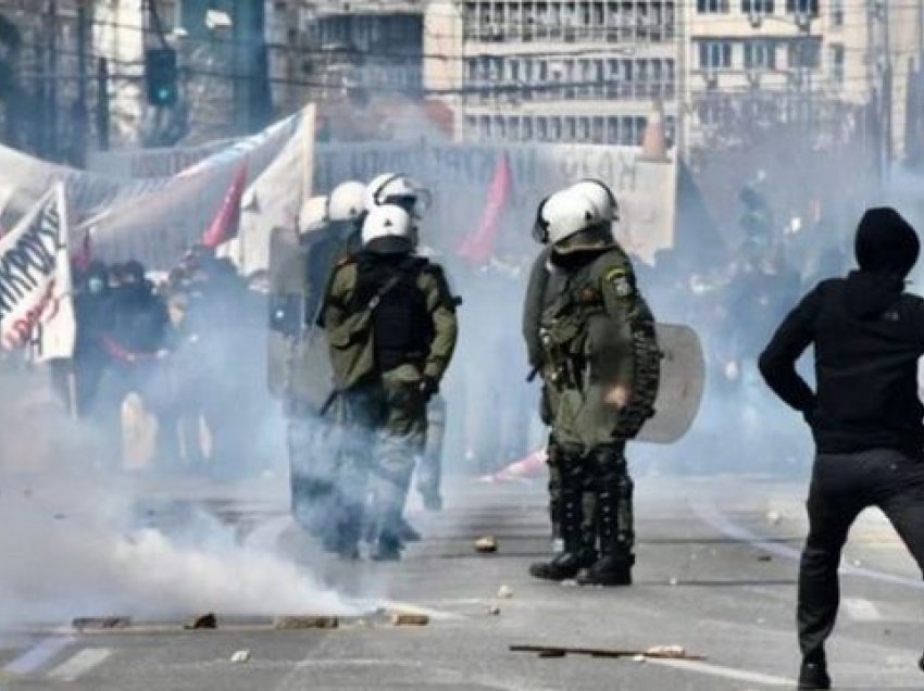 57 të vdekur nga përplasja e trenave, nuk ndalen protestat në Greqi